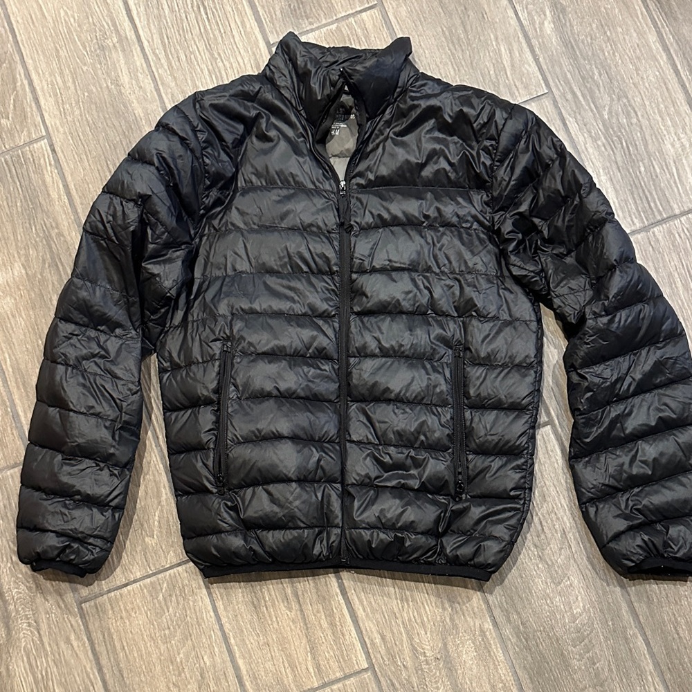 H&M Women’s size Small Black Puffer Jacket. Zip front, Lightweight.
